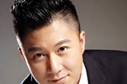 李小鹏夫妇度假不忘晒娃 奥莉花式搞怪表情惹人