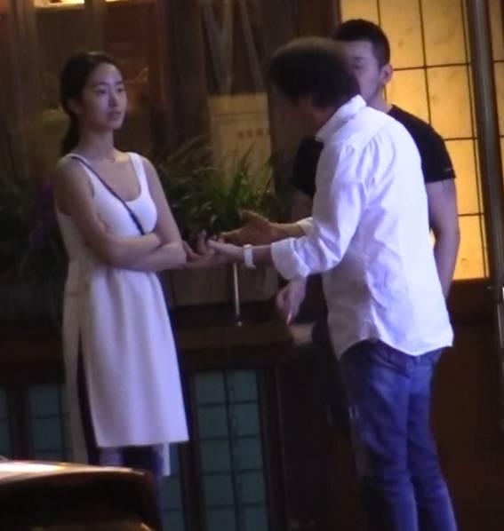 刘亦菲干爹恋小30岁冯女郎 当街热吻后同回神仙姐姐曾住别墅
