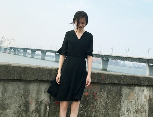 夏天穿黑色的连衣裙显瘦吗？夏天穿的黑色连衣裙款式多吗