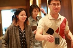 郑爽带替身出席活动 样貌神似姐妹花被说一起抢