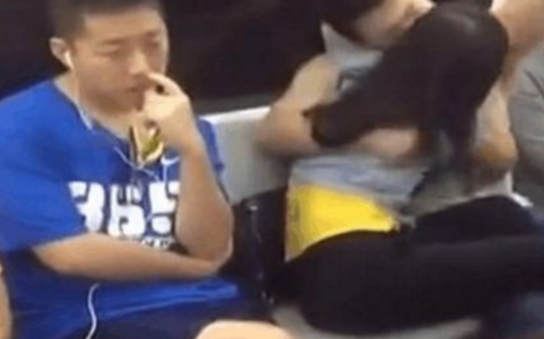 男女地铁情难自己