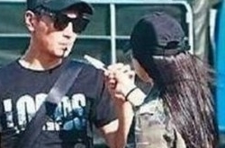 高圆圆当街秀恩爱 与老公互喂冰淇淋狂撒狗粮