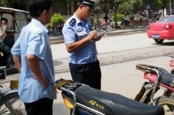 交警扔东西拦摩托车致死？ 真相曝光并非交警的
