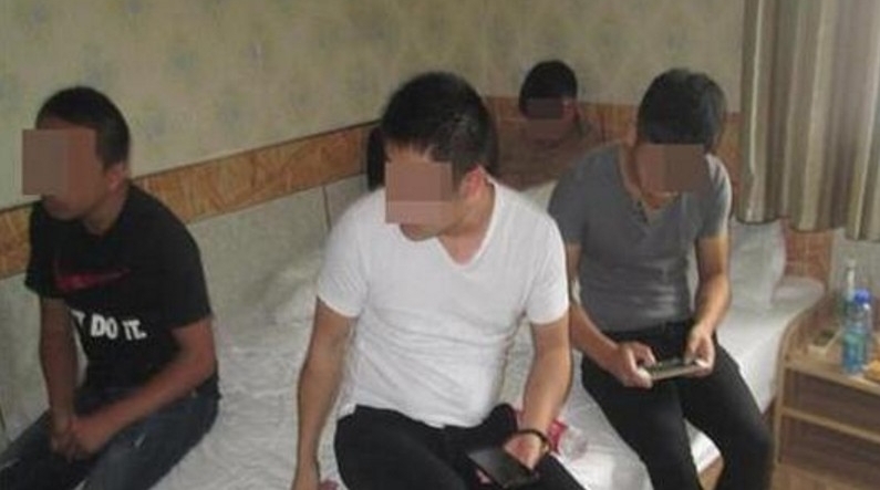 被扒光绑树上喂蚊子