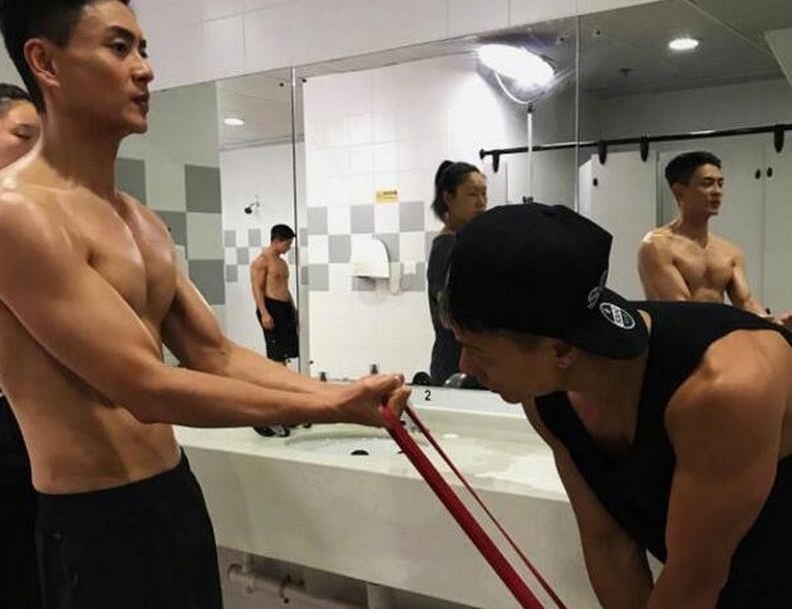 黄宗泽自曝淋浴裸照