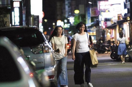 舒淇素颜现身街头双手抠鼻停不下来 比孙怡挠肚皮还不顾形象
