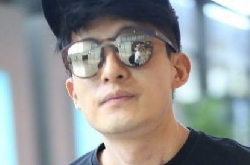 孙艺洲机场怼狗仔 被狗仔激怒险些发生冲突