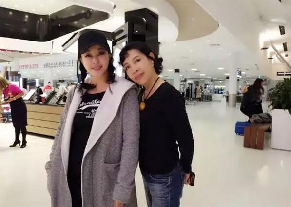 刘晓庆小5岁同母异父妹妹曝光姐妹似双胞胎 妈妈也曾是美人