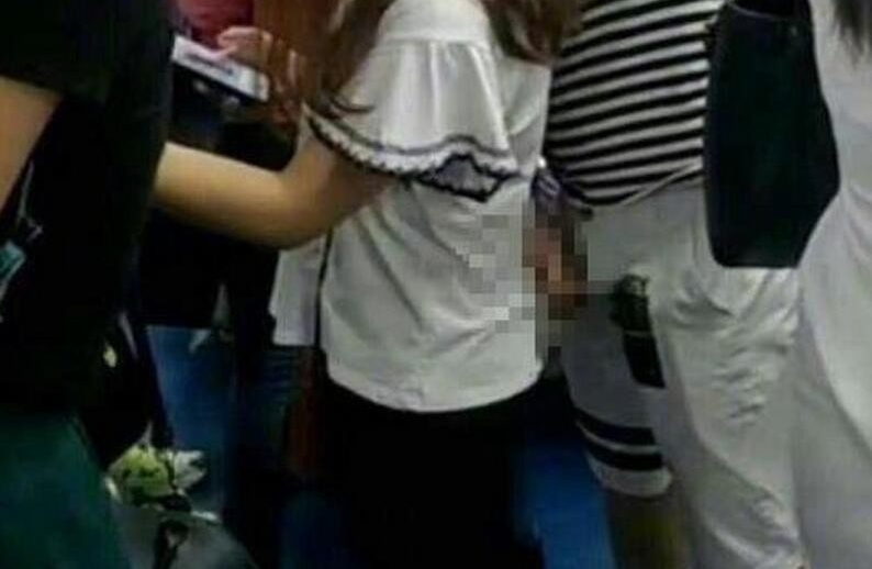 网曝地铁一男子掏生殖器猥亵女子