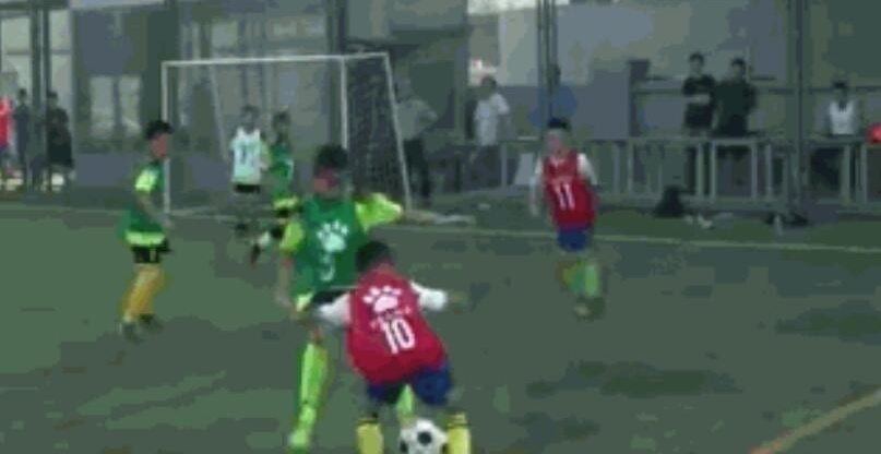 8岁小孩5场22球1人晃过所有对手