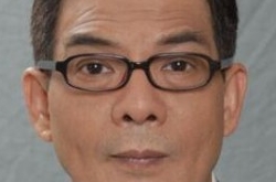 李国麟与女儿亲吻 引发网友热议不断