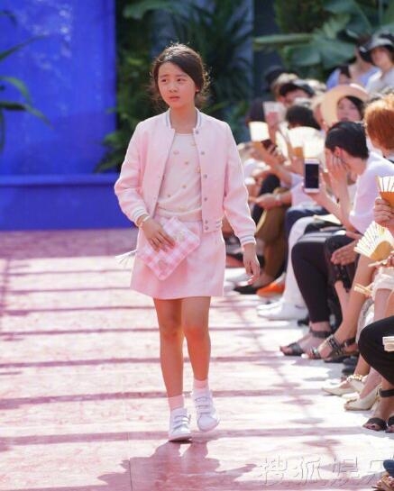 多多李嫣巴黎同台走秀不怯场 李嫣走路带风气场强大像极了王菲