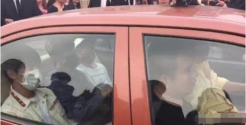 TFBOYS站6小时高铁后又挤出租车 粉丝心疼怒撕经纪人是吸血鬼