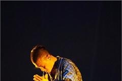 陈冠希顶高温赚奶粉钱 男主播台下大喊赵本山吃