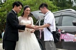 新婚夫妇派发狗粮 单身狗竟偷偷做出这种事情