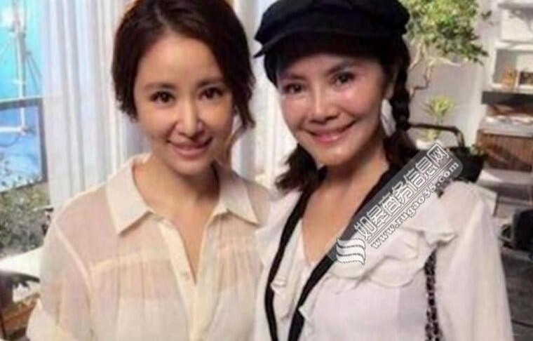 林心如与婆婆合影