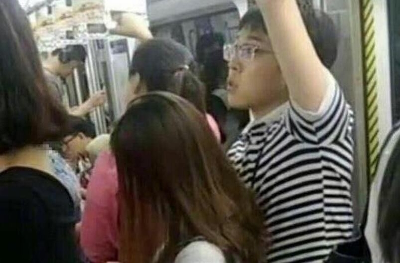 网曝地铁一男子掏生殖器猥亵女子