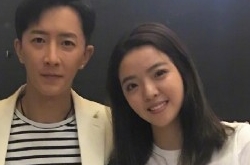 王中磊女儿晒合照 美白大长腿抢镜颜值高