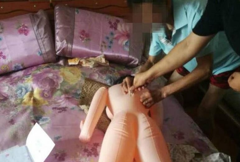 老汉网购顶配娃娃