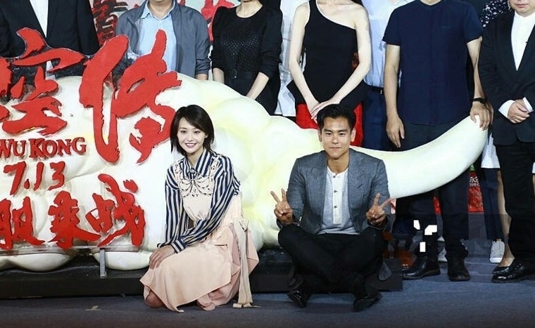 郑爽发布会抢c位被骂