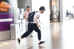 陈晓机场飞奔躲狗仔墨镜都跑掉了 一旁吃梨大叔
