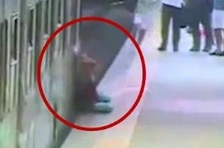 女子被地铁拖行 女子肺部被穿孔而过场面惊险