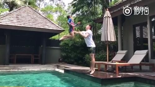 田亮把儿子高高抛起丢水中 当儿子水中扑腾时他竟拉衣服走了