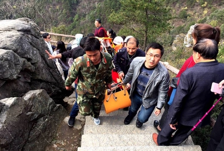 游客悬崖自拍跌落