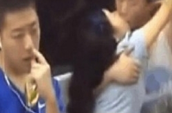 男女地铁情难自己 尺度大到辣眼睛