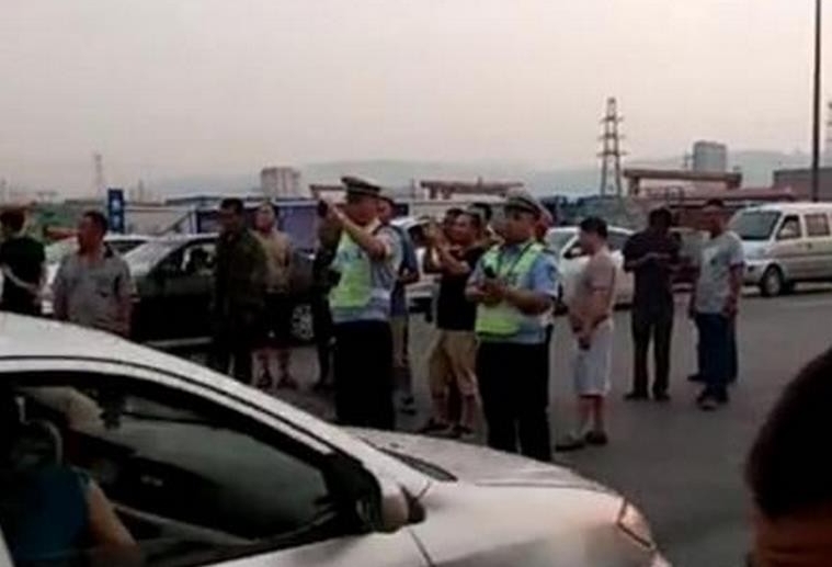 背卡车司机裸体站在警车顶狂骂交警 隐私全被看