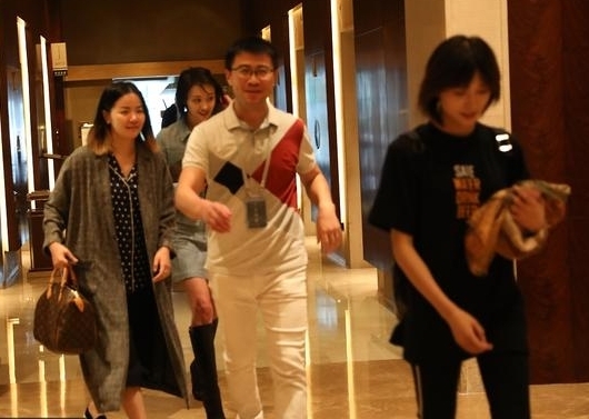 郑爽与替身同框参加活动 两人简直让人分不清