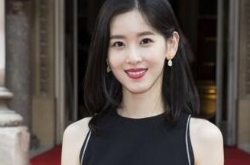 奶茶妹妹美艳现身秀场 章泽天亮相巴黎时装周高