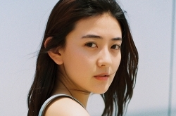 梁潔海邊清新寫真 色彩明亮展少女甜蜜