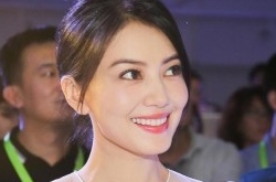 高圆圆穿透明薄纱非常性感 一年赚上亿笑得合不