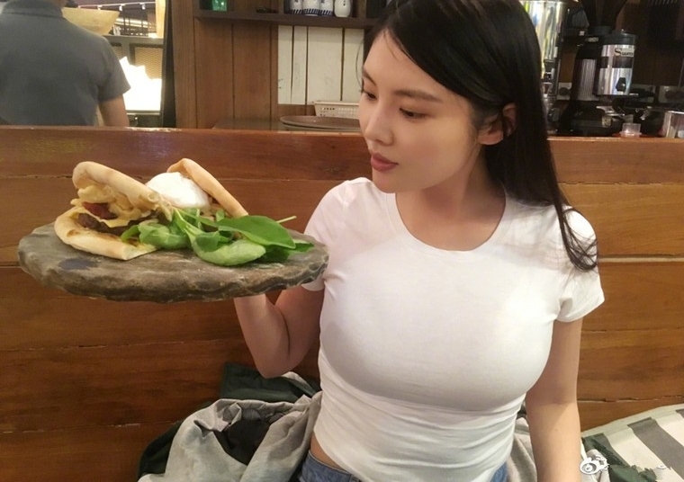 徐冬冬背木板秀爆乳