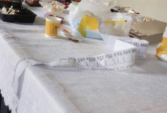 赵丽颖为现场工作人员点餐 超长单据惊到大片网友
