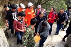 游客悬崖自拍跌落 这就是用生死去赌注自拍的后