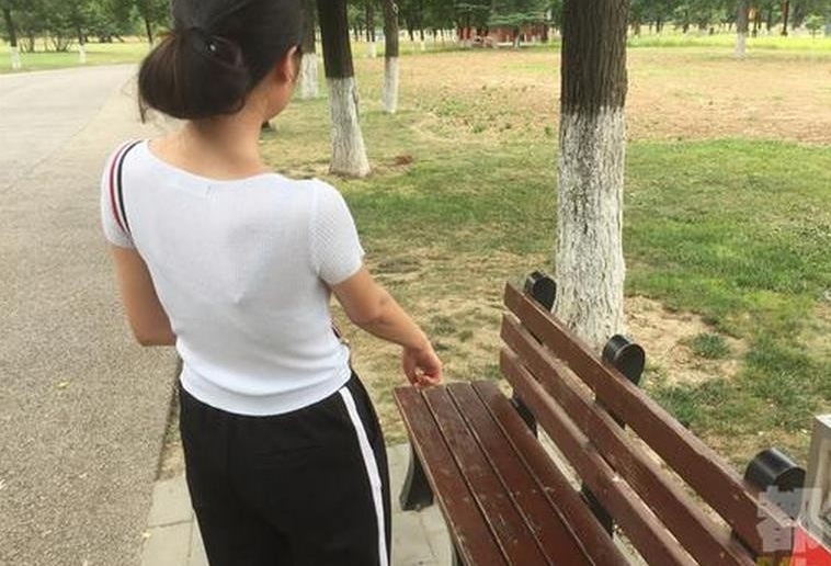男子露下体调戏美女