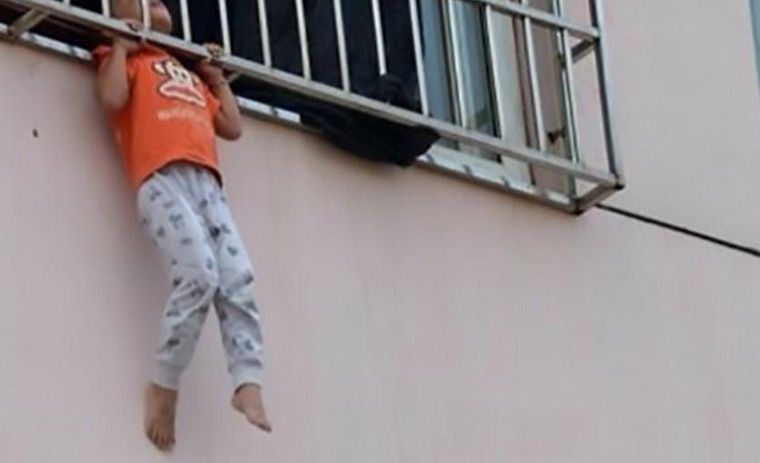 父母外出儿子坠亡