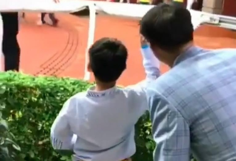李嘉欣罕见晒娃