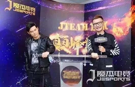 因爱打游戏周杰伦花2000万深圳开了家网吧 包间300块一小时
