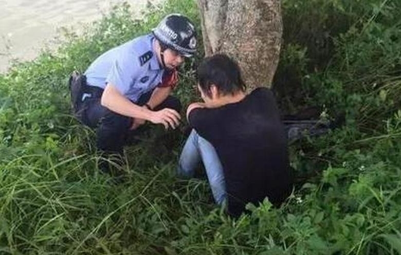 男子跳江自杀被蛇吓回