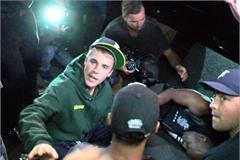 比伯驾车遭狗仔围堵猛地冲出撞倒人 接下来的举