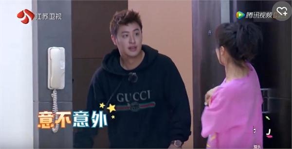 潘玮柏突袭吴昕家被脏乱的房间惊到 一张男人照让他无法接受