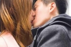 男女地铁情难自己 当众激情热吻画面曝光