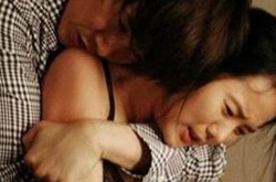 变态男乘客猥琐行为 女乘客要警醒