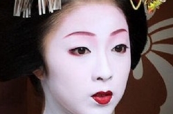 现代日本艺伎生活 浓妆艳抹吸引顾客被认为是妓