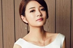 安以轩春光乍泄图片 穿着高衩性感长裙不慎走光