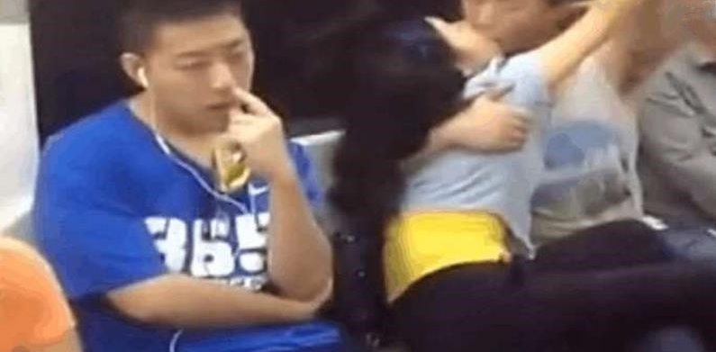 男女地铁情难自己