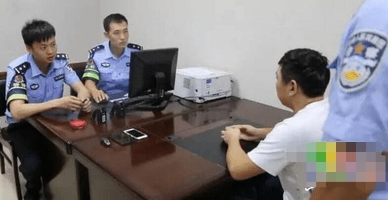 男子十字路口漂移